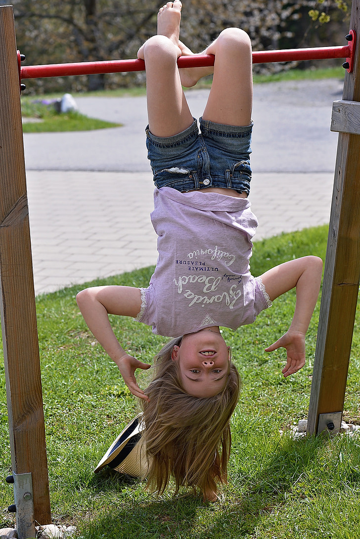otrok, dekle, Gimnastika, glavo na, ven, narave, gibanje
