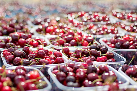 ciliegie, vasche di ciliegie, mercato contadino, frutta, rosso, maturi, succosa