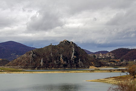 Tora, Castel di tora, jezero turano, Lazio, Italija, Rieti, Apeninov