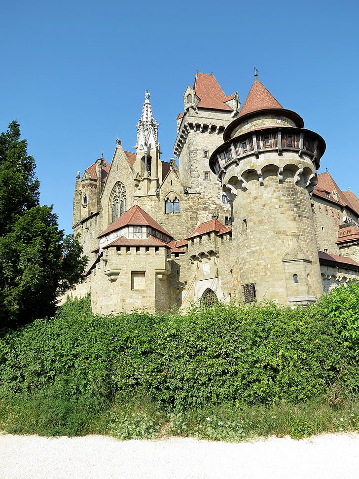 Austria, el castillo medieval, verano, día, mampostería de piedra, historia, arbustos verdes