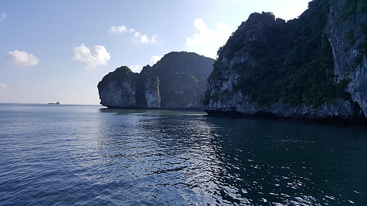 Halong-öbölben, Vietnam, tenger, víz, rock, sziklák, természet