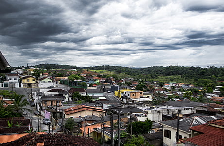 Favela, město, bouře, mezi mraky