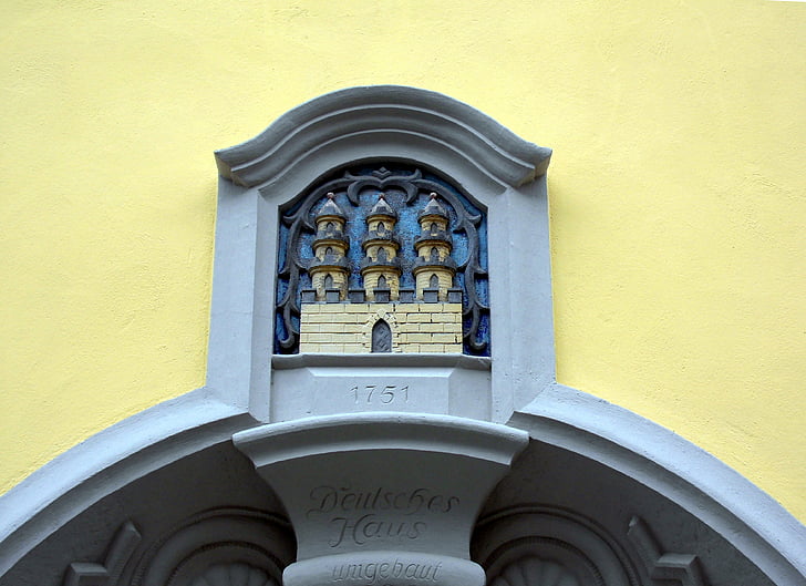 coat of arms, ornament, house facade, historically, prosperous middle-class, reconstructed, architecture