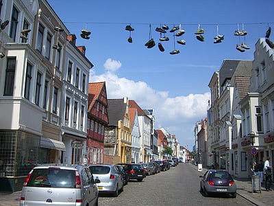 Flensburg, belváros, norderstraße, cipő, póráz, hagyomány, cipő a levegőben