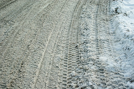 Road, lumi, renkaan kappaleita, jäisellä tiellä