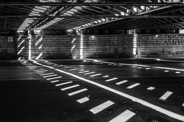 escala de grisos, fotografia, carrer, ombra, llum, maons, pas vianants subterrani