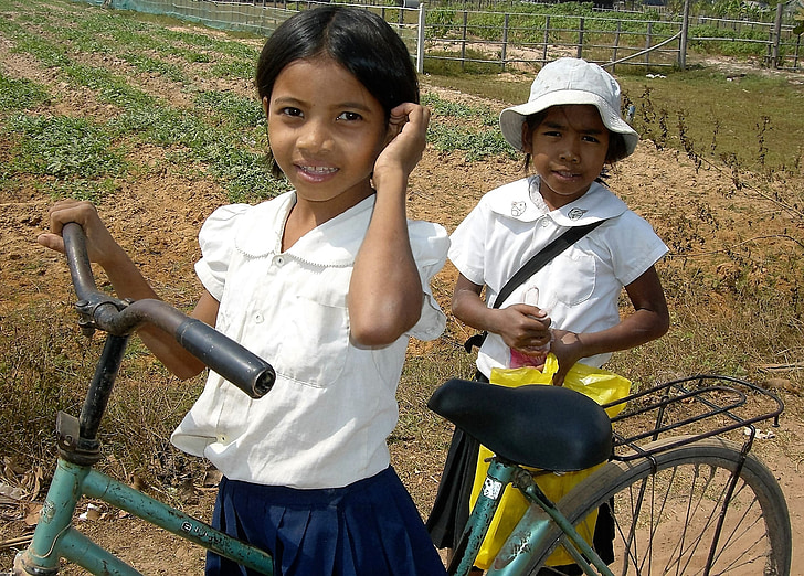 közlekedés, kerékpár, lányok, Kambodzsa, kemény