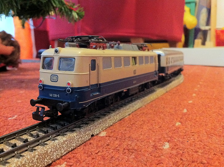 modell vasút, Märklin, mozdony, villamos mozdony, világítás az autószállítóban, játékok, Vörös szőnyeg