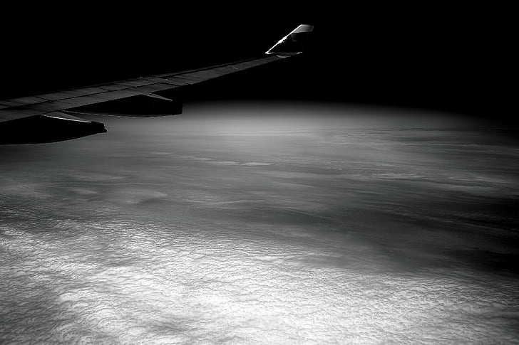 letalskega krila, črno-belo, oblaki, temno, potovanja, letalo, ki plujejo pod