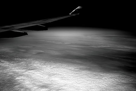 orlaivio sparno, juoda ir balta, debesys, tamsus, kelionės, lėktuvas, plaukioja