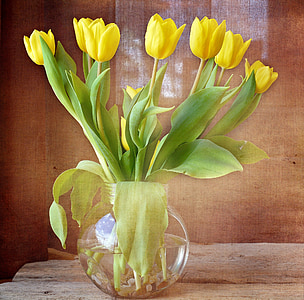 tulipány, kytice, žluté květy, jarní květiny, řezané květiny, váza, sklo