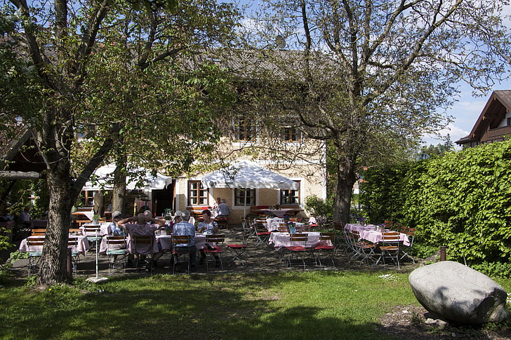 jardín de la cerveza, sótano de la cerveza, que sirve, por la cerveza, taberna, Baviera superior, tradicionalmente