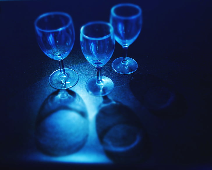 modrá, detailný pohľad, okuliare, poháre na víno, žiadni ľudia, pitnej sklo, víno