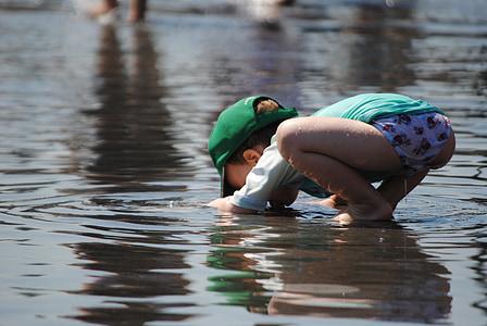 copil se joacă în apă, copilul în timpul verii, copil, vara, copil mic, distractiv, fericit