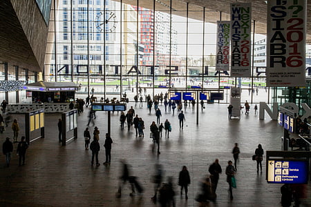 Rotterdam, central, l'estació de, persones, enrenou, silueta, moviment