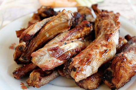 varkensribbetjes, BBQ ribben, de ribben op het vuur, shish kebab, gebakken vlees, picknick, vlees