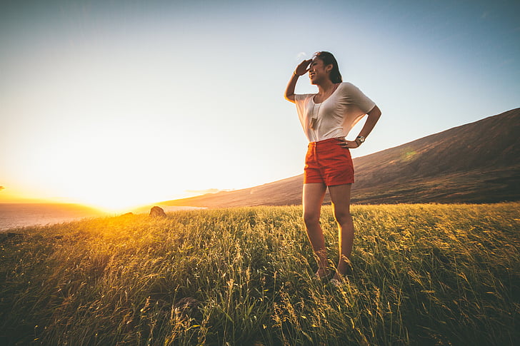 žena, narančasta, kratke hlače, stoji, polje, zalazak sunca, planine