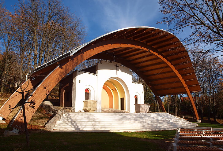 Baranya, Siklós, Máriagyüd, Chiesa di pilgrimage, colline di Villany, Chiesa, altare all'aperto