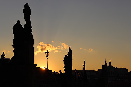 Прага, нощ, статуи, мост