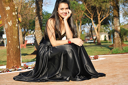 Schwarzes Kleid, Lächeln, Prom Kleid, Mode, Fuß, sitzende Frau, weiblich braun