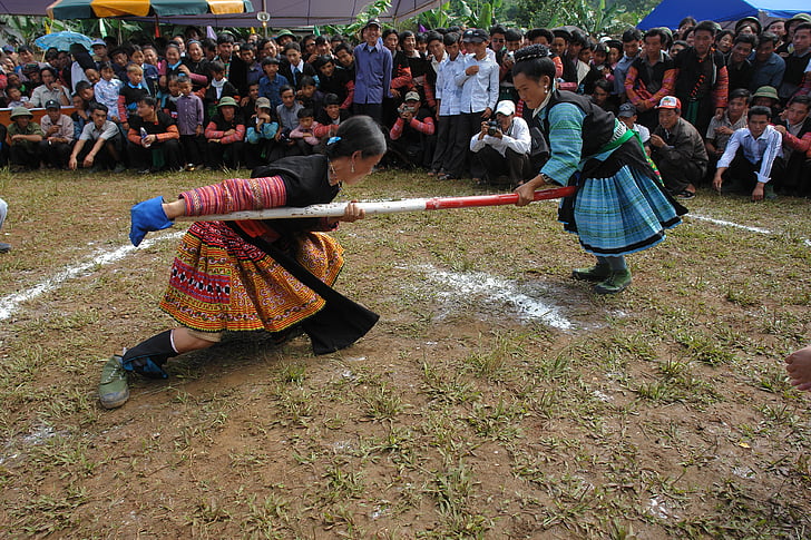 meninas de Hmong, jogando tug, festa da aldeia