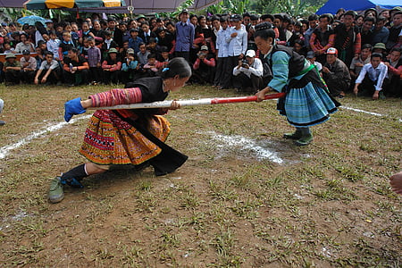 Hmong meitenes, spēlējot velkonis, ciemata svētki