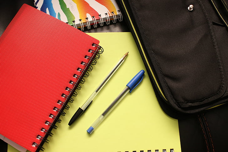 Escuela, Notebook, carpetas, Bloc de notas, libro, pluma, rojo