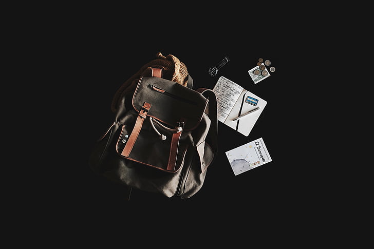 mugursoma, grāmatas, nauda, piezīmju grāmatiņas, pildspalva, ceļojumu soma, rokaspulkstenis