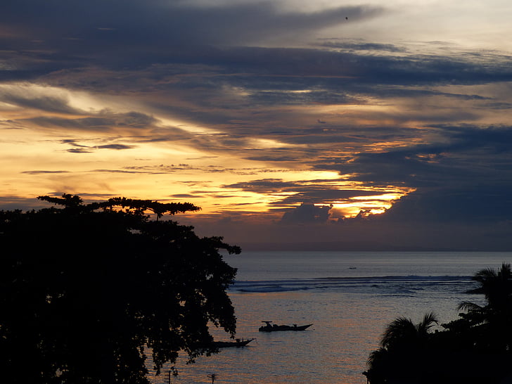 Lombok, puesta de sol, noche