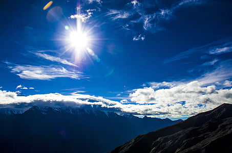 Gongga snow mountain, pilvi, vuorikiipeilijä, kävellen
