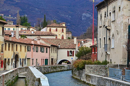 Италия, Витторио-Венето, вид на город, канал