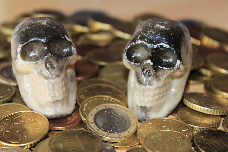 kaukolė ir sukryžiuoti kaulai, monetos, pinigų, euro, valiuta