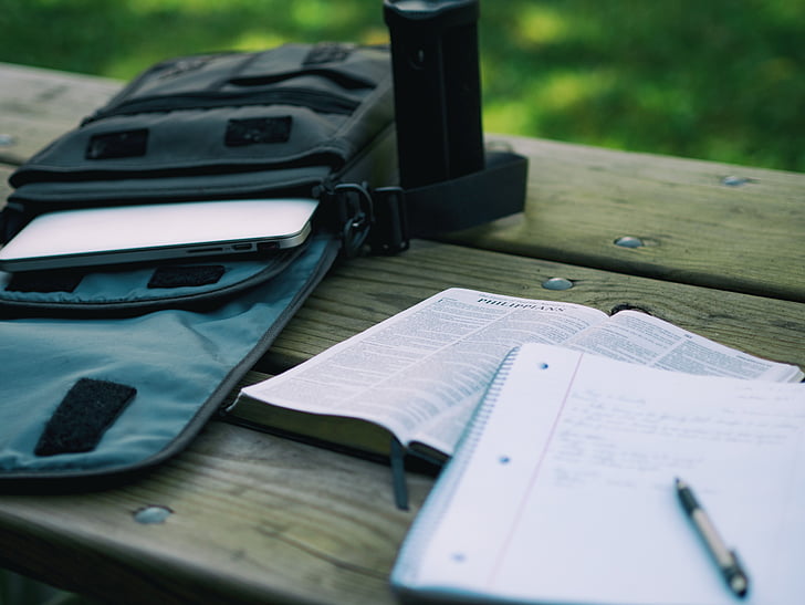 sac, Biblia, calculator, laptop, note, hârtie, stilou
