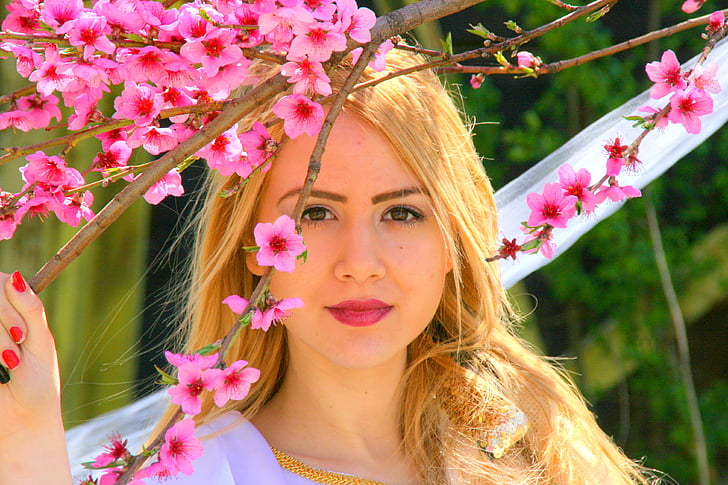 jeune fille, cheveux blonds, princesse, arbre, fleurs, printemps, histoire