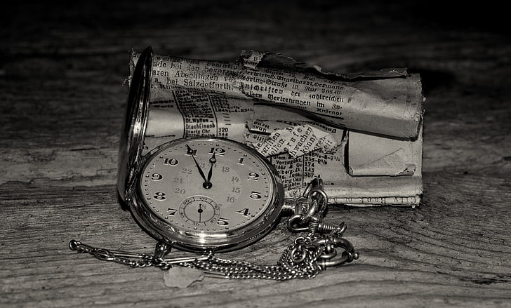Kapesní hodinky, hodiny, šperky, zlato, hodinový ciferník, noviny, válcované