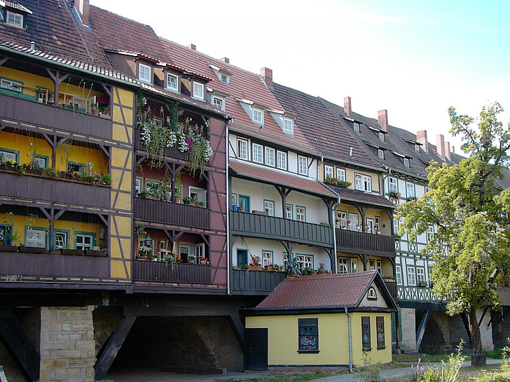 Townhouse, jembatan panjang, pandangan belakang, halaman belakang idyll, nilai bersejarah, Erfurt, Thuringia Jerman