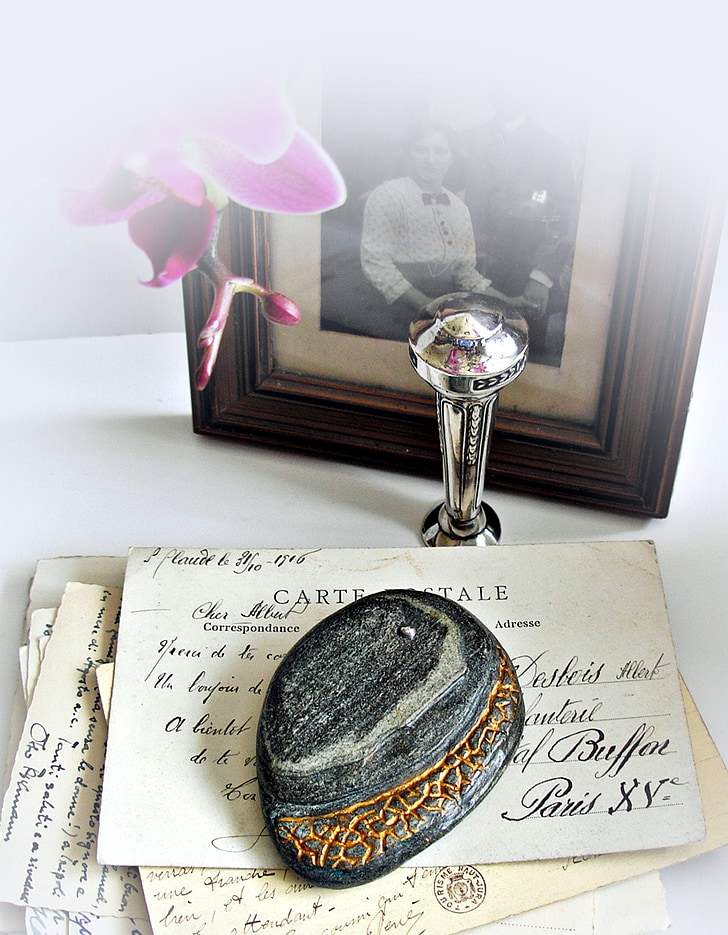 lucky stone, paperweight, leave, romance
