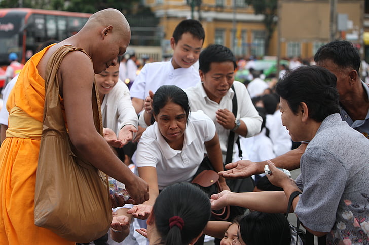 βουδιστές, μοναχοί, ο Βουδισμός, με τα πόδια, πορτοκαλί, ρόμπες, Ταϊλανδικά