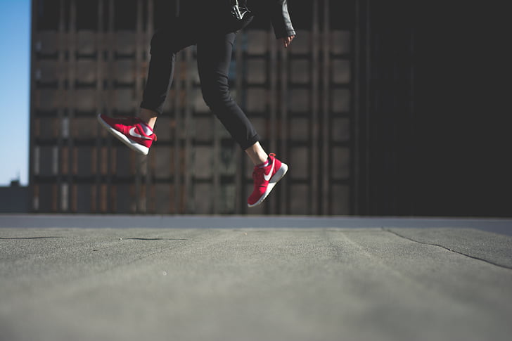 persona, indossa, nero, Jeans, rosso, Nike, scarpe da ginnastica