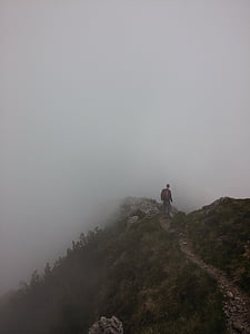 homem, em pé, Início, montanha, montanha de névoa, trilha de montanha, nevoeiro