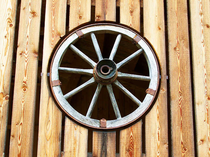 Old wagon wheel, bánh xe ngựa kéo, gỗ