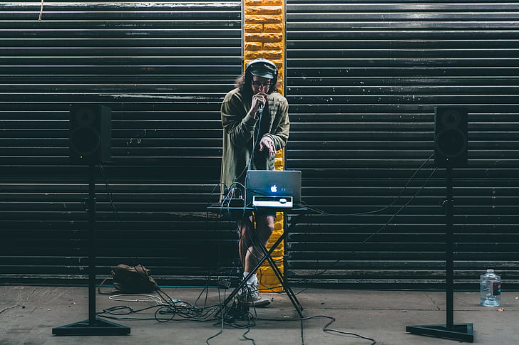 laptop, om, în aer liber, performanţă, difuzoare, strada, urban