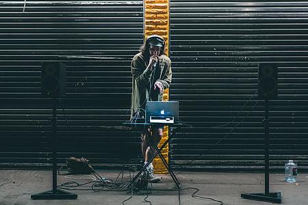 ordinateur portable, homme, à l’extérieur, performances, haut-parleurs, rue, urbain