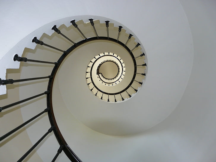 Branco, concreto, em espiral, escadaria, caracol, farol, degraus e escadas