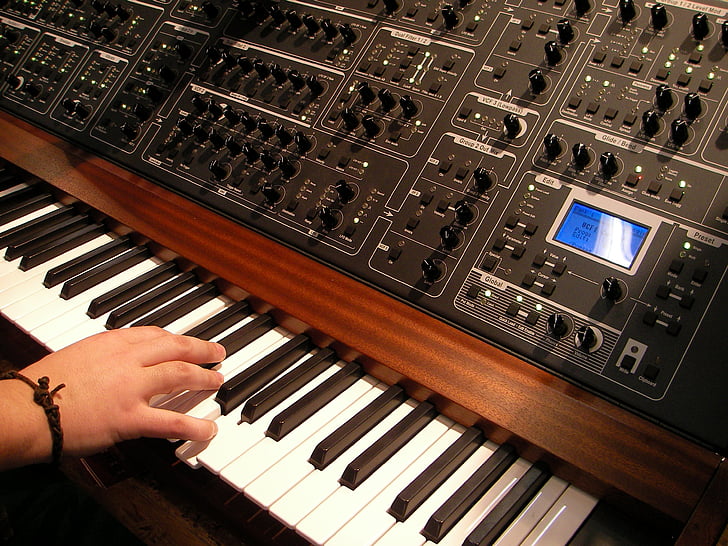 synthesizer, musikk, musikkinstrument, tastatur instrument, tastatur, knapper, analoge