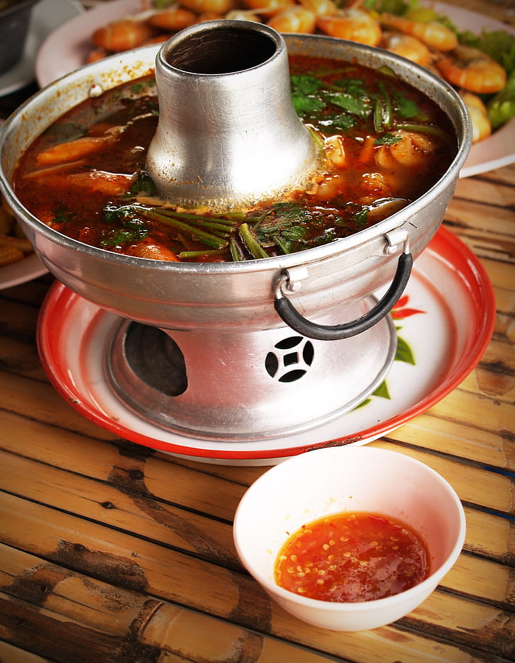 alimentaire, soupe thaïe avec shrim, soupe thaïe aigre-doux, coriandre, soupe thaïe, cuisine thaïlandaise préféré, chaude et épicée