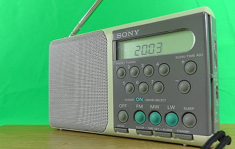 Radio, liten, grön bakgrund, antenn, knappar, inställningen, högtalare