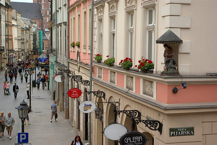 Cracóvia, Polônia, casas, edifícios, estuque, decoração, pedestre