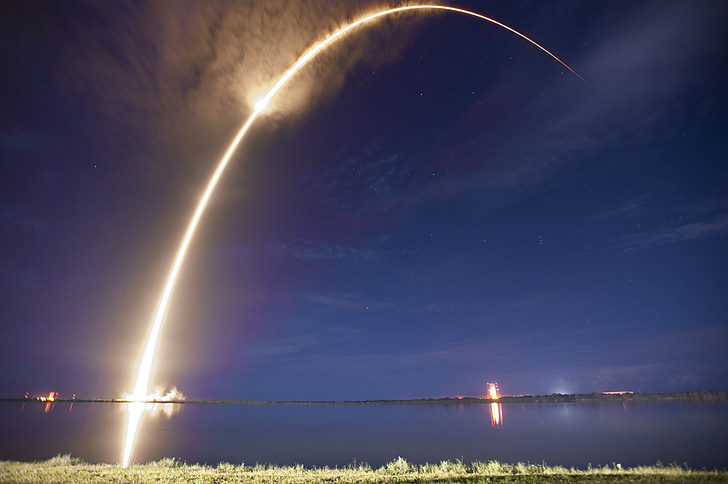 Start rakiety, noc, trajektoria, SpaceX, momencie wyniesienia, uruchomienie, płomienie