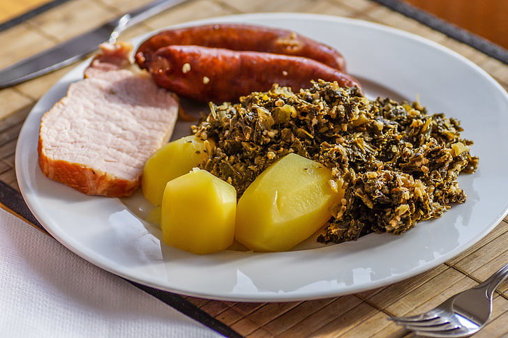 Kale, kokte pølser, Pinkel, potet, Røkt svinekjøtt loin